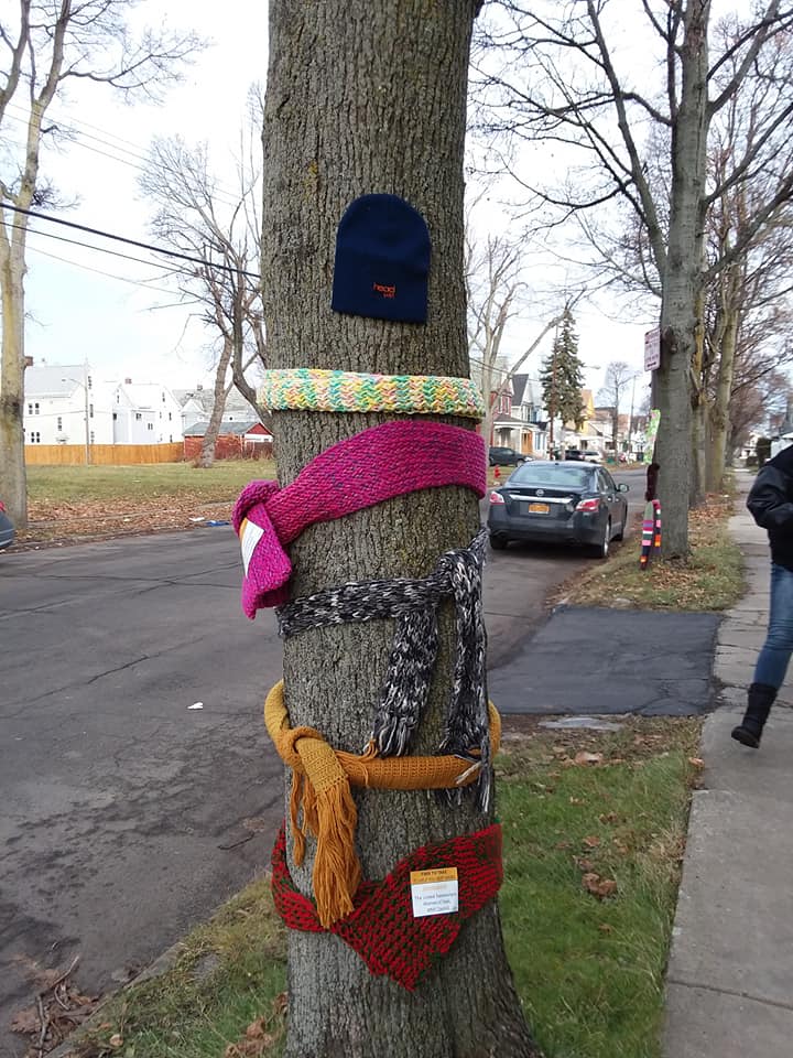 The USW’s ‘Women Of Steel’ Group Helps The Homeless & Less Fortunate This Holiday Season, Leaves 700 Donated & Knitted Scarves, Hats & Gloves Hanging From Trees & On Fences For Those In Need To Take
